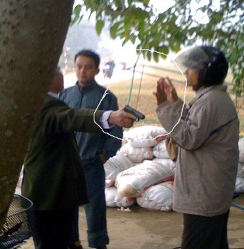 Ông Vị và khẩu súng bắn vào nhà dân. Ảnh chụp từ clip do người dân cung cấp Ông Vị và khẩu súng bắn vào nhà dân. Ảnh chụp từ clip do người dân cung cấp