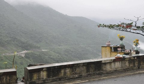 Người 'sống chung' với những oan hồn trên đỉnh đèo ảnh 3