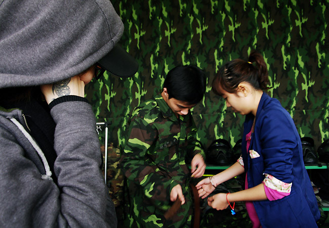 Khi tham gia trò chơi, người chơi bắt buộc phải có đủ trang phục, đồ bảo vệ