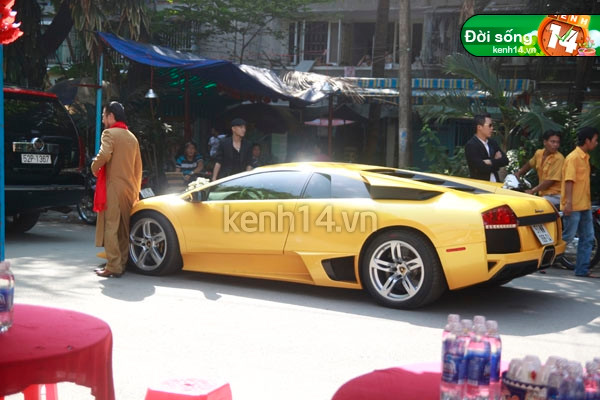 Đoàn xe của nhà trai đến nhà của cô dâu "Đoàn siêu xe" nổi bật tại con phố nhà cô dâu. Bà chủ thủy sản Bình An trao vòng cổ cho dâu mới.