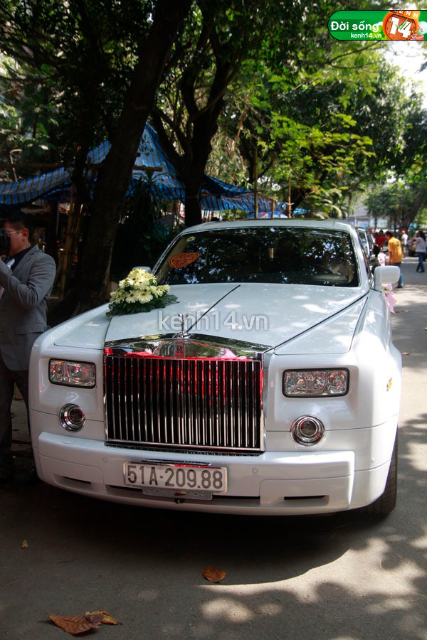 Đoàn xe của nhà trai đến nhà của cô dâu "Đoàn siêu xe" nổi bật tại con phố nhà cô dâu. Bà chủ thủy sản Bình An trao vòng cổ cho dâu mới.