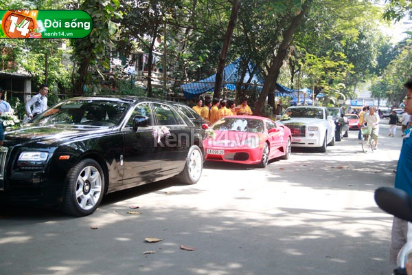 Đoàn xe của nhà trai đến nhà của cô dâu "Đoàn siêu xe" nổi bật tại con phố nhà cô dâu. Bà chủ thủy sản Bình An trao vòng cổ cho dâu mới.