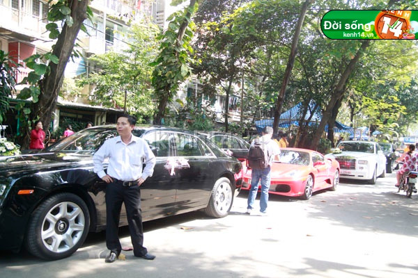 Đoàn xe của nhà trai đến nhà của cô dâu "Đoàn siêu xe" nổi bật tại con phố nhà cô dâu. Bà chủ thủy sản Bình An trao vòng cổ cho dâu mới.