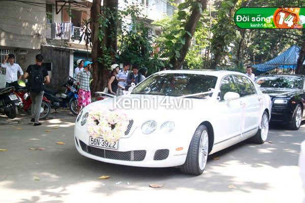 Đoàn xe của nhà trai đến nhà của cô dâu "Đoàn siêu xe" nổi bật tại con phố nhà cô dâu. Bà chủ thủy sản Bình An trao vòng cổ cho dâu mới.