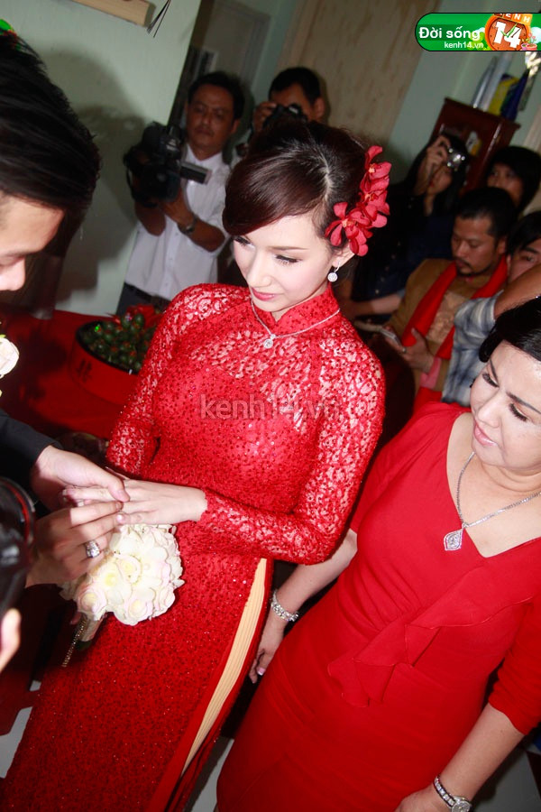 Chú rể trao nhẫn cho cô dâu.