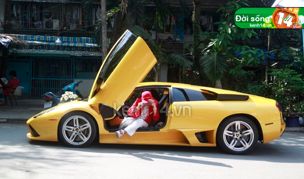 Đoàn xe của nhà trai đến nhà của cô dâu "Đoàn siêu xe" nổi bật tại con phố nhà cô dâu. Bà chủ thủy sản Bình An trao vòng cổ cho dâu mới.