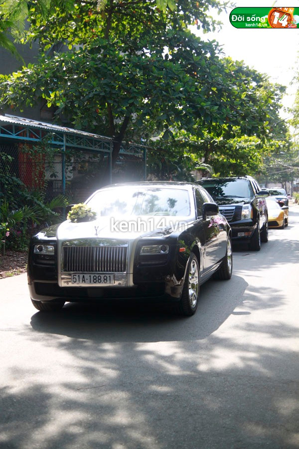 Đoàn xe của nhà trai đến nhà của cô dâu "Đoàn siêu xe" nổi bật tại con phố nhà cô dâu. Bà chủ thủy sản Bình An trao vòng cổ cho dâu mới.