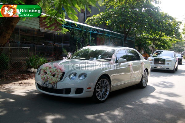 Đoàn xe của nhà trai đến nhà của cô dâu "Đoàn siêu xe" nổi bật tại con phố nhà cô dâu. Bà chủ thủy sản Bình An trao vòng cổ cho dâu mới.