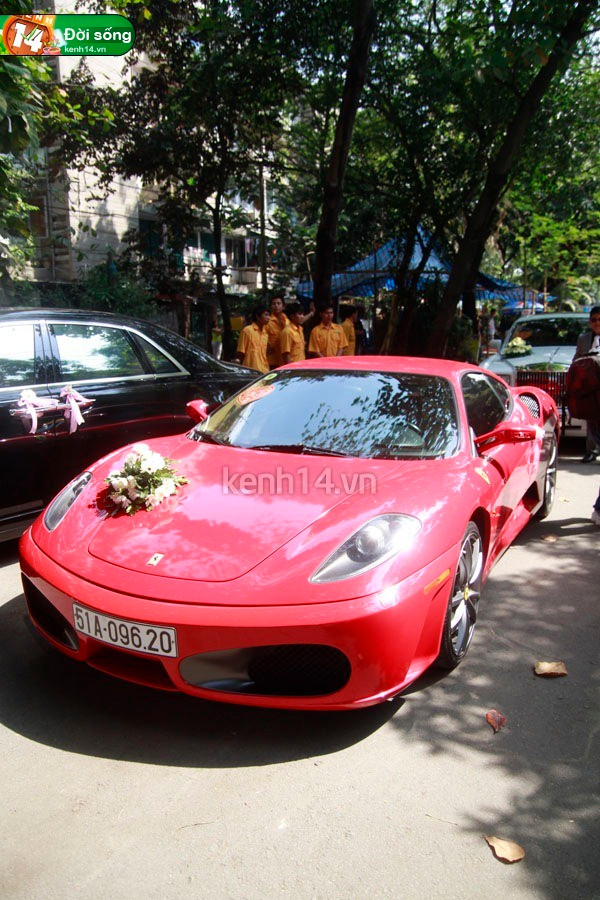 Đoàn xe của nhà trai đến nhà của cô dâu "Đoàn siêu xe" nổi bật tại con phố nhà cô dâu. Bà chủ thủy sản Bình An trao vòng cổ cho dâu mới.