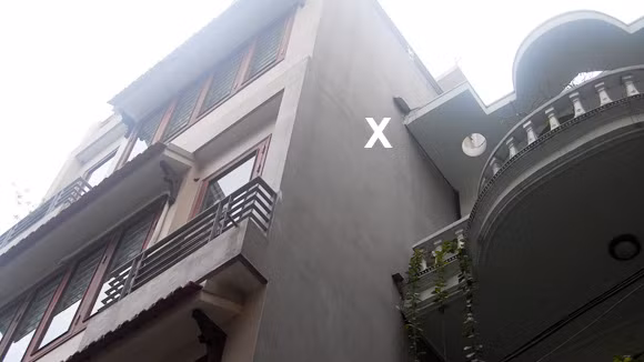 Điểm duy nhất từ nhà liền kề tiếp cận được sang nhà anh Hùng (dấu X)