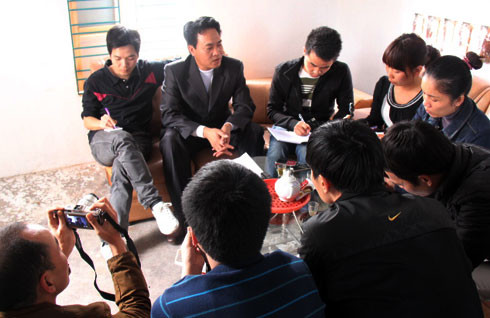 Ông Kết (thứ hai từ trái sang) trả lời báo chí. Ảnh: Hà Anh. Nhóm phóng viên tại buổi tiếp xúc với ông Kết. Ảnh: Hà Anh.