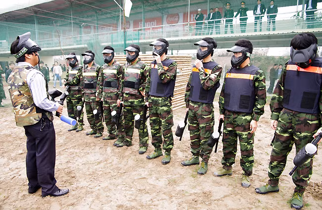 Trong khi đó các trọng tài cũng phải phổ biến luật nhằm đảm bảo công bằng và an toàn cho người chơi