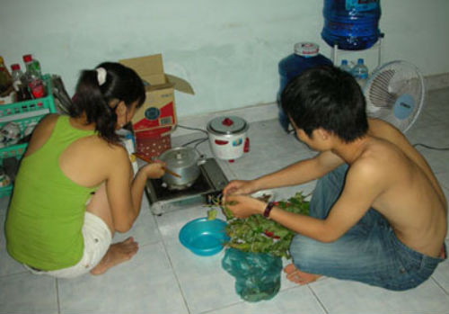 Trong cuộc sống "vợ chồng", nhiều sinh viên chấp nhận cảnh vừa học vừa nuôi con. Ảnh M.H Trong cuộc sống "vợ chồng", nhiều sinh viên chấp nhận cảnh vừa học vừa nuôi con. Ảnh M.H