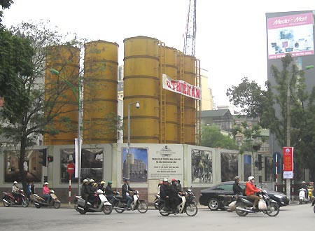 Góc phố Hàng Bài vốn được quy hoạch bãi đỗ xe nhưng đang xây dựng văn phòng cho thuê. Ảnh: Đoàn Loan.