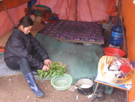 Bà Nguyễn Thị Thương trong căn lều dựng tạm ở phần đất bị cưỡng chế.