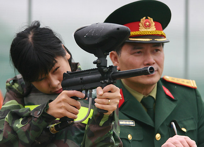 Trước khi tham gia thi đấu, người chơi có thể tập luyện trước với các bia tập bắn gần đó