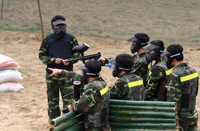 Khi vào trận, ngoài việc nghiên cứu địa hình, khu vực nấp, các đội cũng phải thống nhất chiến thuật