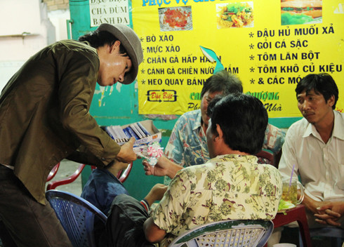 Đệ tử' Micheal Jackson bán kẹo ở Sài Gòn ảnh 3