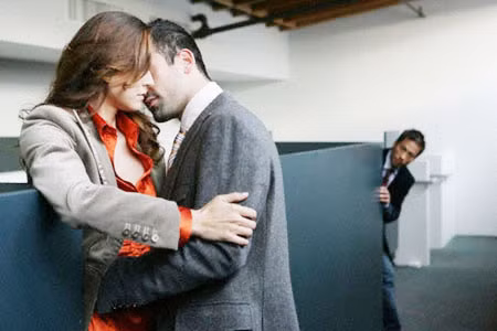 Bi hài chuyện cô giáo bị bắt quả tang ngoại tình, còn rình rang làm đơn kiện