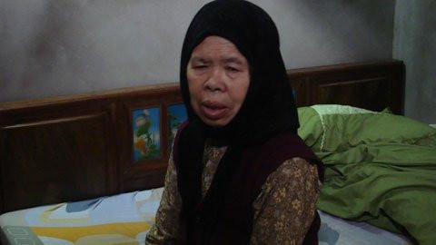 Bà Thạc nói trong nước mắt về nỗi đau của gia đình mình. Bà Thạc nói trong nước mắt về nỗi đau của gia đình mình.