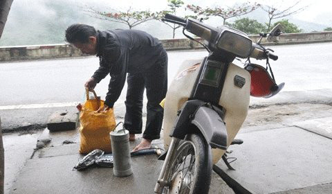 Người 'sống chung' với những oan hồn trên đỉnh đèo ảnh 2