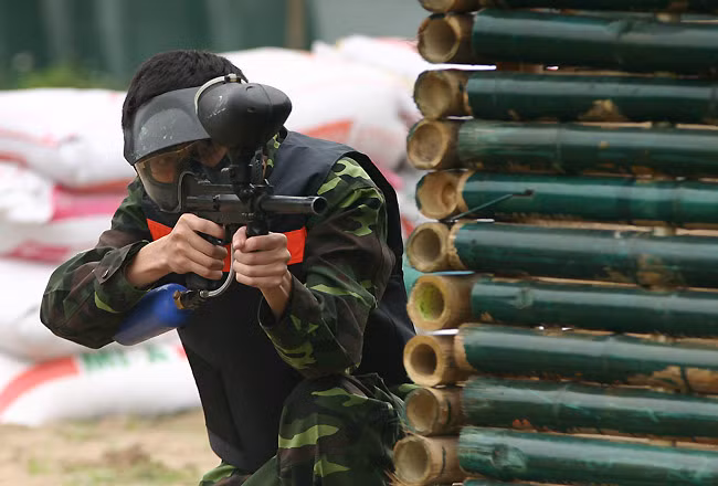 Giống như đánh trận, người tham gia phải biết ẩn nấp khéo léo và chọn thời cơ tấn công