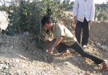 Chồng tìm thấy xác vợ chôn vùi bên đường sau nhiều ngày mất tích ảnh 1 Chồng tìm thấy xác vợ chôn vùi bên đường sau nhiều ngày mất tích ảnh 1