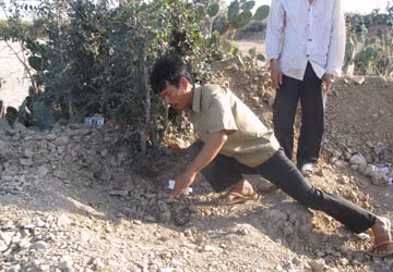 Chồng tìm thấy xác vợ chôn vùi bên đường sau nhiều ngày mất tích ảnh 1