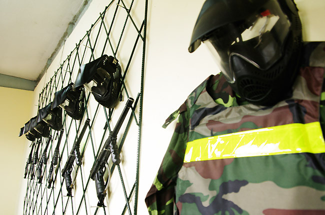 Trang bị cho người chơi bao gồm mũ, áo giáp và súng bắn khí có đạn sơn