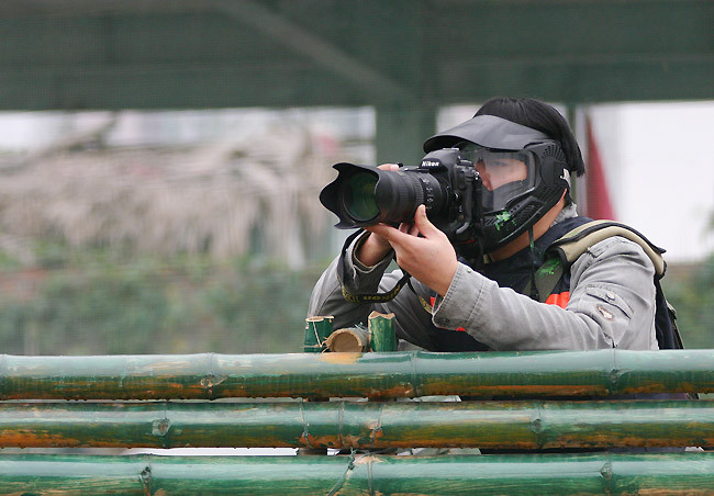 Phóng viên ảnh cũng cần trang bị tối đa bởi đạn vẫn có thể lạc như thường
