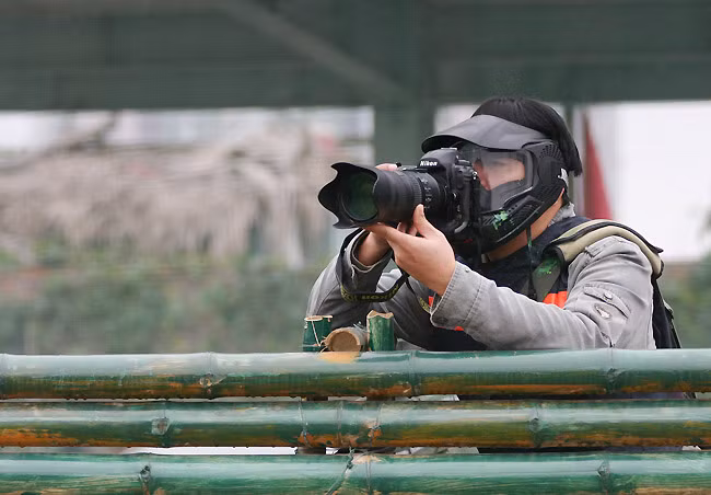 Phóng viên ảnh cũng cần trang bị tối đa bởi đạn vẫn có thể lạc như thường