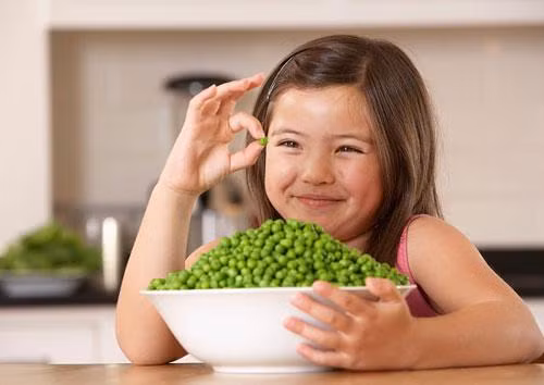 Để phòng bệnh cho trẻ trong tiết trời nóng bức, những thực phẩm như: đậu ván, hạnh nhân, bạch quả... nên cho trẻ ăn hạn chế.