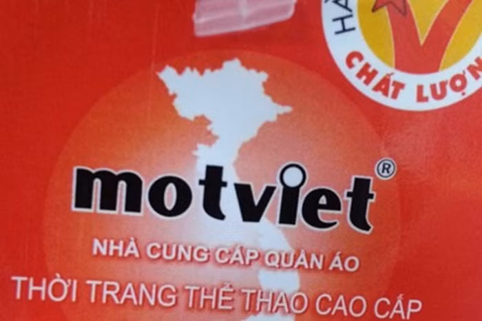 Trong thiết kế hình tròn logo motviet có rất nhiều không gian trống, hoàn toàn có diện tích để ghi lại đầy đủ chủ quyền hai quần đảo Hoàng Sa và Trường Sa của Việt Nam, tuy nhiên người thiết kế đã bỏ quên. Điều này đã khiến toàn bộ sản phẩm của motviet tại BigC Thăng Long bị thu hồi cho đến khi thay đổi được tem mác. Trong thiết kế hình tròn logo motviet có rất nhiều không gian trống, hoàn toàn có diện tích để ghi lại đầy đủ chủ quyền hai quần đảo Hoàng Sa và Trường Sa của Việt Nam, tuy nhiên người thiết kế đã bỏ quên. Điều này đã khiến toàn bộ sản phẩm của motviet tại BigC Thăng Long bị thu hồi cho đến khi thay đổi được tem mác.