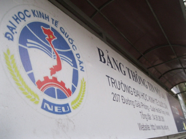 Theo Dân trí phản ánh, tại logo tại trường ĐH Kinh tế quốc dân được thiết kế hình tròn ghi đầy đủ tên đơn vị này, nằm chính giữa hình tròn là bản đồ Việt Nam, một phần ba phía dưới là trang vở màu trắng được bài trí bắt mắt. Điểm đáng lưu ý trên biểu trưng này là hình thể bản đồ Việt Nam không thể hiện Hoàng Sa, Trường Sa. Trao đổi với PV Dân trí, TS Lê Tuấn Anh, trưởng phòng Công tác chính trị quản lý sinh viên cho hay sau khi nhận được phản ánh từ Dân trí thì Hiệu trưởng trường đã chỉ đạo làm việc với tác giả của bản logo và đề nghị bổ sung thêm hai quần đảo Hoàng Sa và Trường Sa. Tới 15/4 này, việc chỉnh sửa sẽ hoàn tất… Theo Dân trí phản ánh, tại logo tại trường ĐH Kinh tế quốc dân được thiết kế hình tròn ghi đầy đủ tên đơn vị này, nằm chính giữa hình tròn là bản đồ Việt Nam, một phần ba phía dưới là trang vở màu trắng được bài trí bắt mắt. Điểm đáng lưu ý trên biểu trưng này là hình thể bản đồ Việt Nam không thể hiện Hoàng Sa, Trường Sa. Trao đổi với PV Dân trí, TS Lê Tuấn Anh, trưởng phòng Công tác chính trị quản lý sinh viên cho hay sau khi nhận được phản ánh từ Dân trí thì Hiệu trưởng trường đã chỉ đạo làm việc với tác giả của bản logo và đề nghị bổ sung thêm hai quần đảo Hoàng Sa và Trường Sa. Tới 15/4 này, việc chỉnh sửa sẽ hoàn tất…
