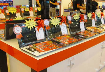 Đại diện Cửa hàng FPT Shop.com.vn cho biết, những tờ logo quảng cáo có in hình bản đồ của Việt Nam được dán trên màn hình máy tính được bày bán tại Cửa hàng FPT Shop.com.vn nhằm mục đích để cho khách biết được những chi nhánh, đại lý Của hãng FPT trên toàn quốc và để tiện cho khách hàng trong việc mua bán, trao đổi, bảo hành. Sau khi phát hiện có những thiếu sót trong quá trình in ấn cũng như qua phản ánh của báo chí, cửa hàng đã cho gỡ bỏ toàn bộ những logo trên. Đại diện Cửa hàng FPT Shop.com.vn cho biết, những tờ logo quảng cáo có in hình bản đồ của Việt Nam được dán trên màn hình máy tính được bày bán tại Cửa hàng FPT Shop.com.vn nhằm mục đích để cho khách biết được những chi nhánh, đại lý Của hãng FPT trên toàn quốc và để tiện cho khách hàng trong việc mua bán, trao đổi, bảo hành. Sau khi phát hiện có những thiếu sót trong quá trình in ấn cũng như qua phản ánh của báo chí, cửa hàng đã cho gỡ bỏ toàn bộ những logo trên.