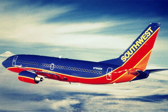 Southwest Airlines: Southwest Airlines là một hãng hàng không lớn của Mỹ, đồng thời là nhà bay giá rẻ lớn nhất thế giới, có trụ sở ở Dallas, Texas. Southwest Airlines: Southwest Airlines là một hãng hàng không lớn của Mỹ, đồng thời là nhà bay giá rẻ lớn nhất thế giới, có trụ sở ở Dallas, Texas.
