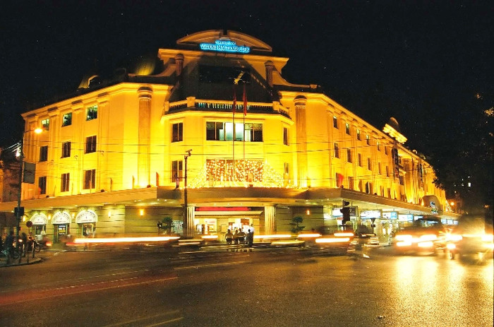 Phải sống chung với khó khăn của nền kinh tế, với sự đồng hành của hàng xách tay, áp lực trực diện đối với Tràng Tiền Plaza là sự cạnh tranh của các thương hiệu bán lẻ nổi tiếng đã, đang và sẽ tiếp tục mở rộng tại Việt Nam.