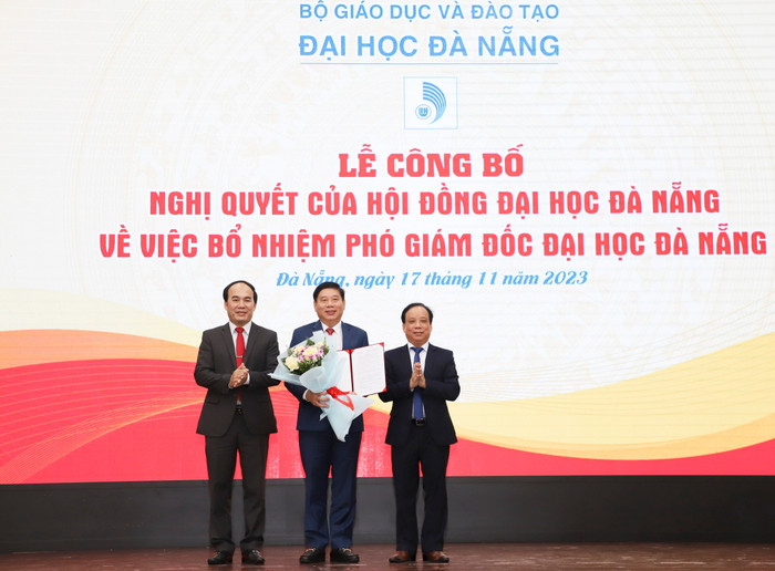 Phó Giáo sư, Tiến sĩ Nguyễn Mạnh Toàn được bổ nhiệm chức Phó Giám đốc Đại học Đà Nẵng nhiệm kỳ 2021-2026. Ảnh: Website Nhà trường. Phó Giáo sư, Tiến sĩ Nguyễn Mạnh Toàn được bổ nhiệm chức Phó Giám đốc Đại học Đà Nẵng nhiệm kỳ 2021-2026. Ảnh: Website Nhà trường.