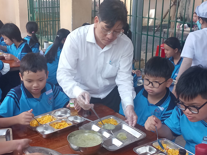 Thầy Đinh Phú Cường - Hiệu trưởng Trường Trung học cơ sở Nguyễn Văn Luông. Ảnh: Nhân vật cung cấp. Thầy Đinh Phú Cường - Hiệu trưởng Trường Trung học cơ sở Nguyễn Văn Luông. Ảnh: Nhân vật cung cấp.