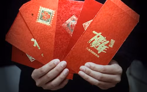 Giới ngân hàng đang chuyền tay nhau “bản danh sách” dự kiến các mức thưởng Tết sắp tới của 33 ngân hàng thương mại...