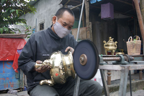 Nghề đánh bóng lư đồng đòi hỏi sự tỉ mỉ, cẩn thận - Ảnh: V.T
