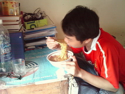 Dù coi mì tôm là món ăn khoái khẩu nhưng nhiều người tiêu dùng sẵn sàng "quay lưng" nếu sản phẩm độc hại và gây bệnh. Dù coi mì tôm là món ăn khoái khẩu nhưng nhiều người tiêu dùng sẵn sàng "quay lưng" nếu sản phẩm độc hại và gây bệnh.