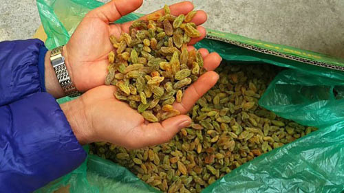 Hoa quả sấy được bày bán ở các chợ không nhãn mác, bao bì.