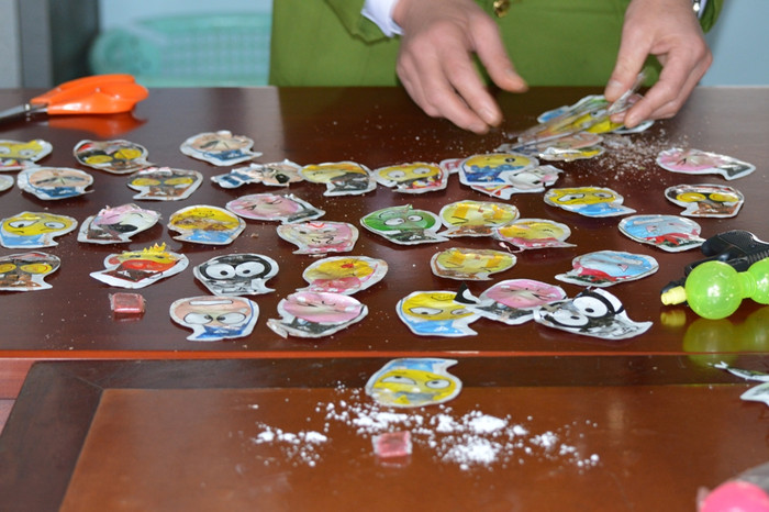 Hơn 50 vỏ gói nổ và 9 gói chưa nổ được cơ quan công an tạm giữ để điều tra. (Ảnh: C. Nguyên) Hơn 50 vỏ gói nổ và 9 gói chưa nổ được cơ quan công an tạm giữ để điều tra. (Ảnh: C. Nguyên)