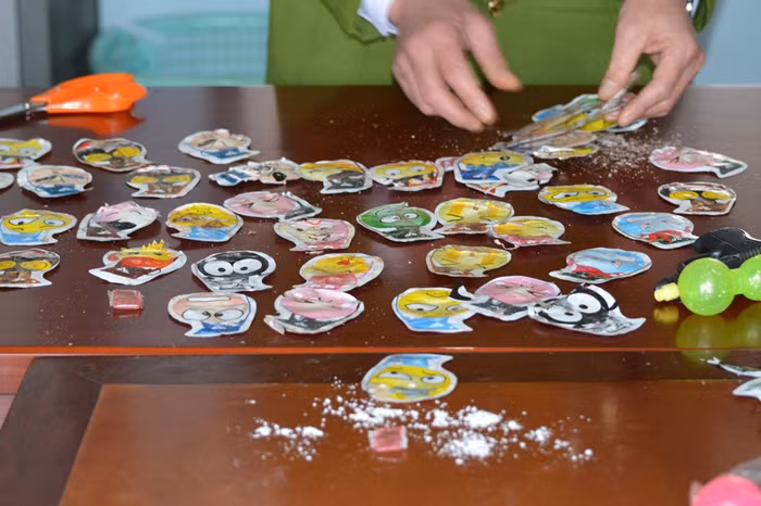 Hơn 50 vỏ gói nổ và 9 gói chưa nổ được cơ quan công an tạm giữ để điều tra. (Ảnh: C. Nguyên)