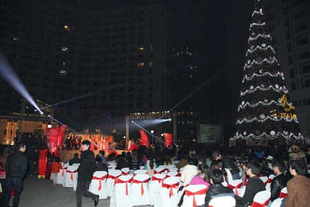 Quảng trường Royal City rộng tới 30.000m2 được trang hoàng lộng lẫy đã trở thành điểm tổ chức sự kiện văn hóa – nghệ thuật lớn được yêu thích ở thủ đô. Quảng trường Royal City rộng tới 30.000m2 được trang hoàng lộng lẫy đã trở thành điểm tổ chức sự kiện văn hóa – nghệ thuật lớn được yêu thích ở thủ đô.