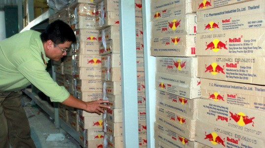 QLTT kiểm tra lô hàng nhập lậu - Ảnh: L.S QLTT kiểm tra lô hàng nhập lậu - Ảnh: L.S