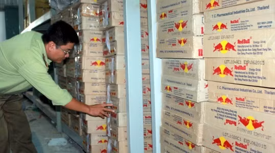 QLTT kiểm tra lô hàng nhập lậu - Ảnh: L.S