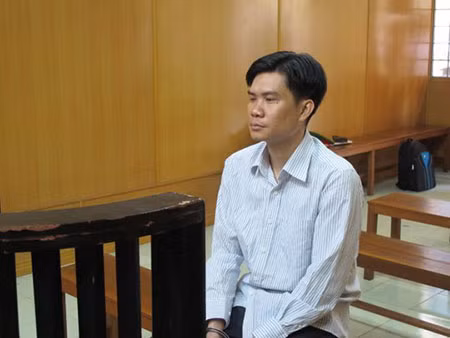 Lợi dụng sơ hở, Lý Chí Nguyên đã chiếm đoạt của TechcomBank gần 4 tỉ đồng. Lợi dụng sơ hở, Lý Chí Nguyên đã chiếm đoạt của TechcomBank gần 4 tỉ đồng.