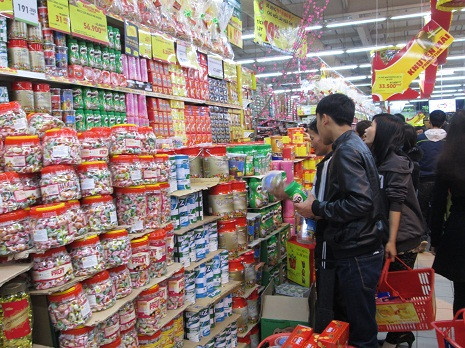 Lượng hàng hóa tại siêu thị luôn được bổ xung để không bị xảy ra cảnh "cháy hàng" dịp tết.